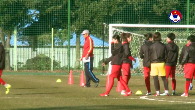 Tuyết Dung cùng toàn đội hứng khởi trong buổi tập đầu trên sân cỏ của ĐT Nữ Việt Nam | VFF Channel