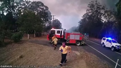 Des pompiers sentent que l’incendie approche et ils ont bien fait de se dépêcher