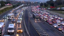 İstanbul'da yarı yıl tatili bitti, trafik yoğunluğu yaşanıyor