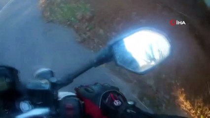 Viraja hızlı giren kamyon sürücüsü az kalsın motosikletliyi altına alıyordu... O anlar kamerada