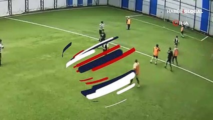 Halı sahada kalp krizinden ölüm anı kameralara yansıdı