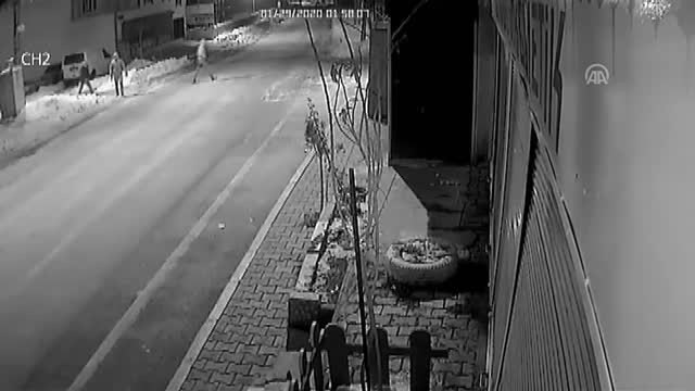 Polis, hırsızlık zanlısını karda bıraktığı izleri takip ederek yakaladı