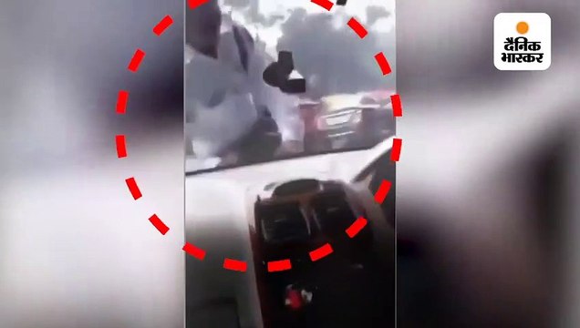चेकिंग के दौरान कार रोकने के लिए 2 किमी बोनट पर लटका रहा पुलिसकर्मी, वीडियो वायरल