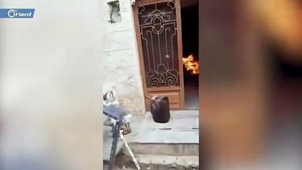قهر الرجال.. مدني يحرق منزله في سراقب لحرمان ميليشيا أسد من تعفيشه