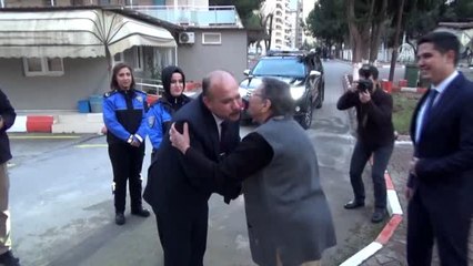 Huzurevi sakini polislere "ömrümün son deminde" şarkısını seslendirdi - ADANA