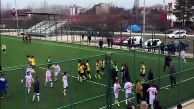 Futbolcuların tekme tokat kavgası, amatör maçı tatil ettirdi