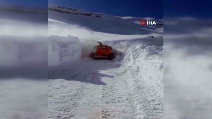 Kar Kalınlığı 4 Metreyi Aştı, Ekipleri Yolları Açmak İçin Seferber Oldu