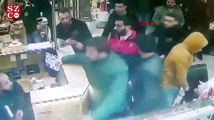 Avcılar'da restorana satırlı, bıçaklı baskın kamerada