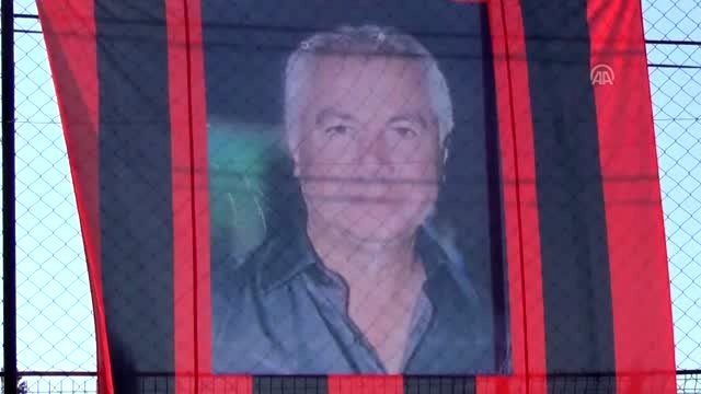 Şampiyon futbolcular kupayı alıp 6 ay önce ölen başkanlarının mezarını ziyaret etti