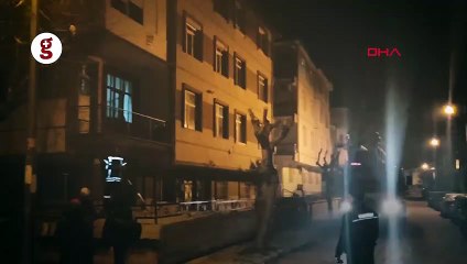 İtfaiye ağaçtaki kediyi sopayla dürterek indirmeye çalıştı