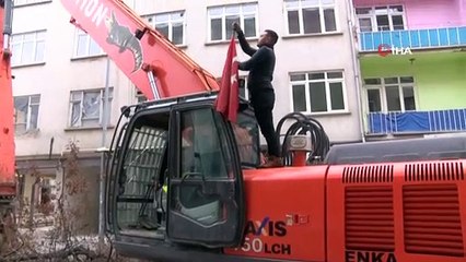 Elazığ’da  yıkım öncesi operatörün, bayrak hassasiyeti