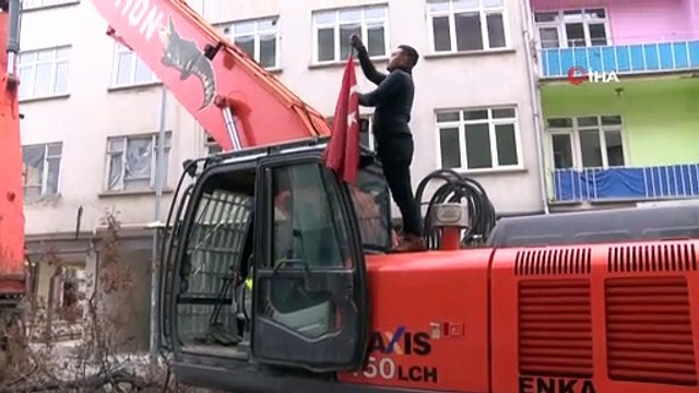 Elazığ’da yıkım öncesi operatörün, bayrak hassasiyeti