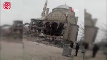 Depremde ağır hasar alan cami böyle çöktü