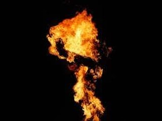 فيديو صادم.. شاب سعودي يُهدد بالانتحار حرقًا بالبنزين