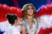 Jennifer Lopez recebe filha no palco durante o show do Super Bowl