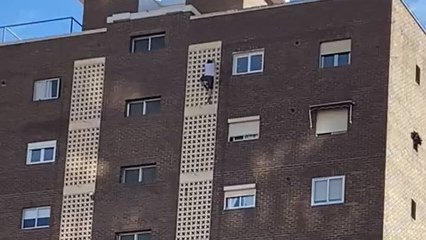 El joven trepó por el edificio de vecinos.