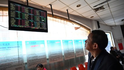Chinese shares plunge as investors cut risks over virus outbreak
