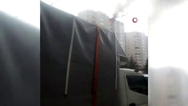Kayışdağı ‘nda bir binanın 14. katında yangın çıktı. İtfaiye ekipleri yangına müdahale ediyor .
