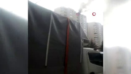 Kayışdağı ‘nda bir binanın 14. katında yangın çıktı. İtfaiye ekipleri yangına müdahale ediyor .