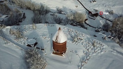 Beyaza bürünen Tarihi kent Ahlat’tan kartpostallık manzaralar
