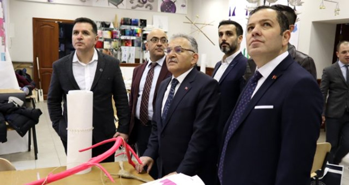 Kayseri Büyükşehir Belediye Başkanı Memduh Büyükkılıç ve AKEV Üniversitesi'nin Başkanı Ekrem Çalkılıç'a Ukrayna'da fahri doktora verildi