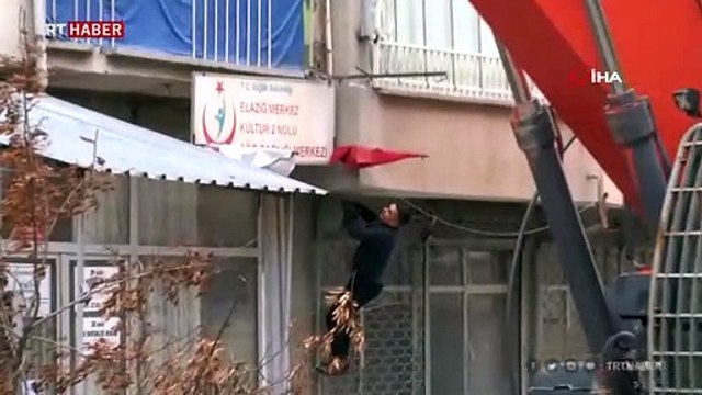 Elazığ'da yıkım öncesi Türk bayrağı hassasiyeti