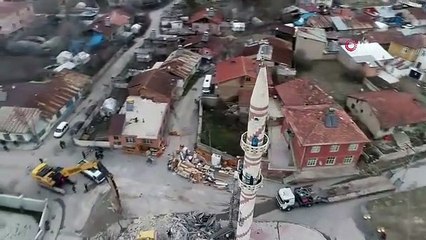 Elazığ'daki depremde ağır hasar alan cami böyle yıkıldı