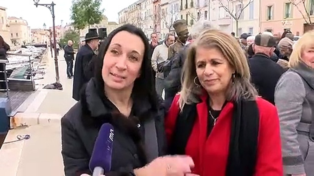 Akila et Caroline partagent leur émotion devant la statue de Fernandel à Martigues.