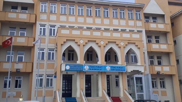 TOKİ'nin 9 yıl önce yaptığı okul depremde hasar gördü