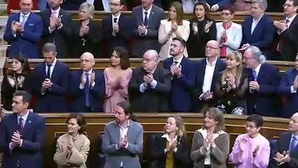 Iglesias y Montero aplauden a rabiar al Rey al que querían enviar a «la guillotina» y «tirar a los tiburones»