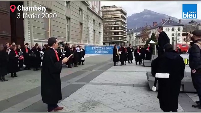 Réforme des retraites : les avocats de Chambéry se mobilisent à coups de pétards et fumigènes