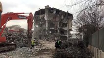 Ağır hasarlı binaların yıkımı sürüyor