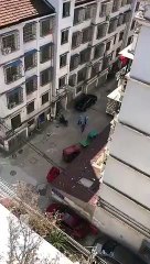 Wuhan: Unos raros patrulleros con batas y rifles toman la ‘ciudad natal’ del coronavirus