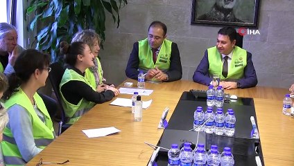 Gönüllü hayvan koruyucuları kimliklerini Başkan Aras'tan teslim aldı