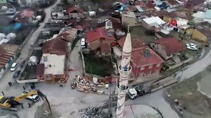 Depremde ağır hasar alan cami yıkım sırasında çöktü
