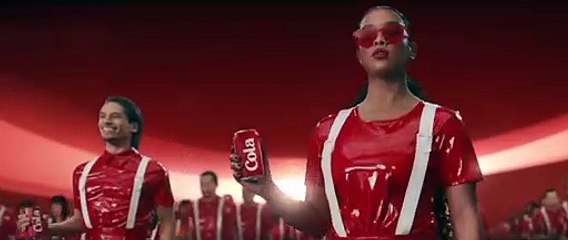 Pepsi repeint les Coca en noir pour sa publicité du Super Bowl