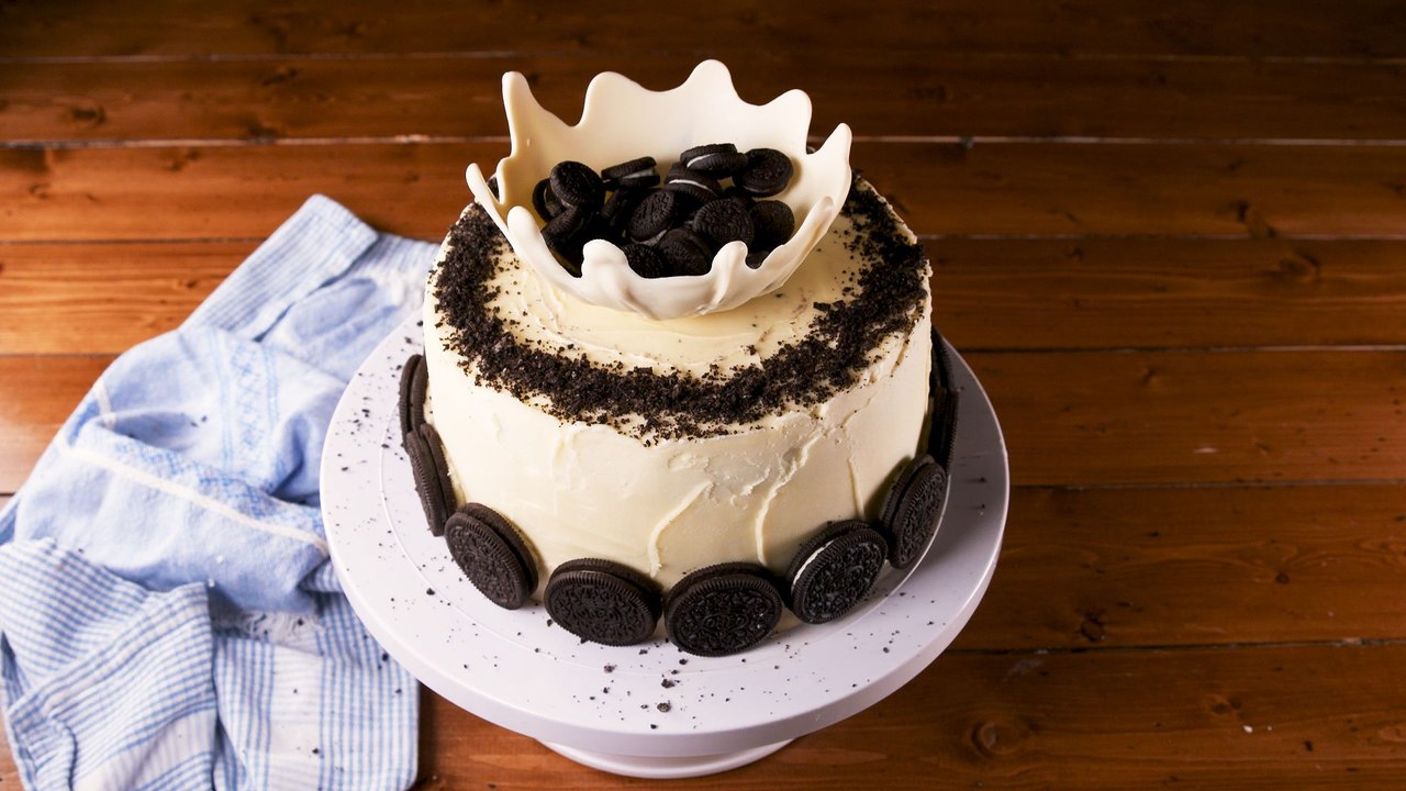 This Oreos & Milk Cake is a SHOWSTOPPER
