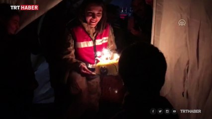 Jandarmadan depremzede çocuğa doğum günü sürprizi