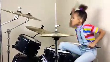 Une fillette de 9 ans s'éclate à la batterie