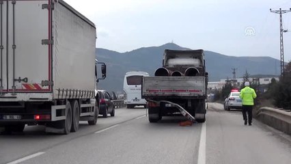 Zincirleme trafik kazasında tırda sıkışan sürücü kurtarıldı - BURSA