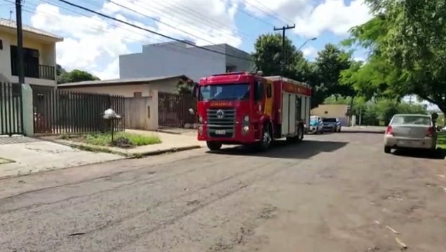 Menino é socorrido pelos bombeiros ao ficar trancado no quarto de imóvel, no Bairro Maria Luíza