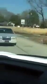 Une voiture qui ne roule qu'en marche arrière