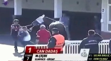 Gözleri kapalı ata saldırı canlı yayında böyle yakalandı