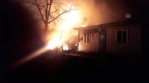 Çıkan yangın çevredeki binalara sıçramadan söndürüldü