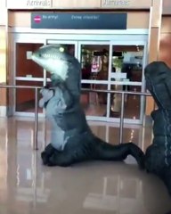 Havaalanında dinozor kılığına girerek buluşma konusunda anlaşan anneanne ve iki torununun o anları 