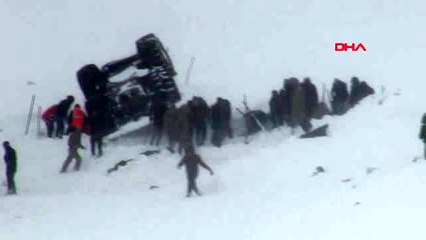 Van çığ altındakileri arayan ekiplerin üstüne ikinci çığ düştü- 7