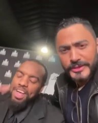 رد فعل طريف من تامر حسني بعد أن التقى أطول حارس أمن في السعودية