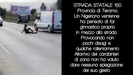 Descargar video: Nigeriano fa ginnastica in mezzo alla strada. IL VIDEO È VIRALE. Il video sta facendo il giro dei social e del web