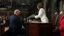 Trump refuse de serrer la main de Pelosi, elle déchire son discours