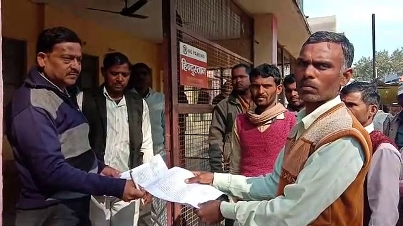 मकान को कब्जा मुक्त कराने के लिए पीड़ितों ने तहसीलदार को सौंपा ज्ञापन